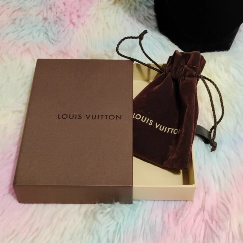 LOUIS VUITTON
Authentic Louis Vuitton
Resin 'Lock Me' Heart Pendant Necklace - Picture 16 of 16
